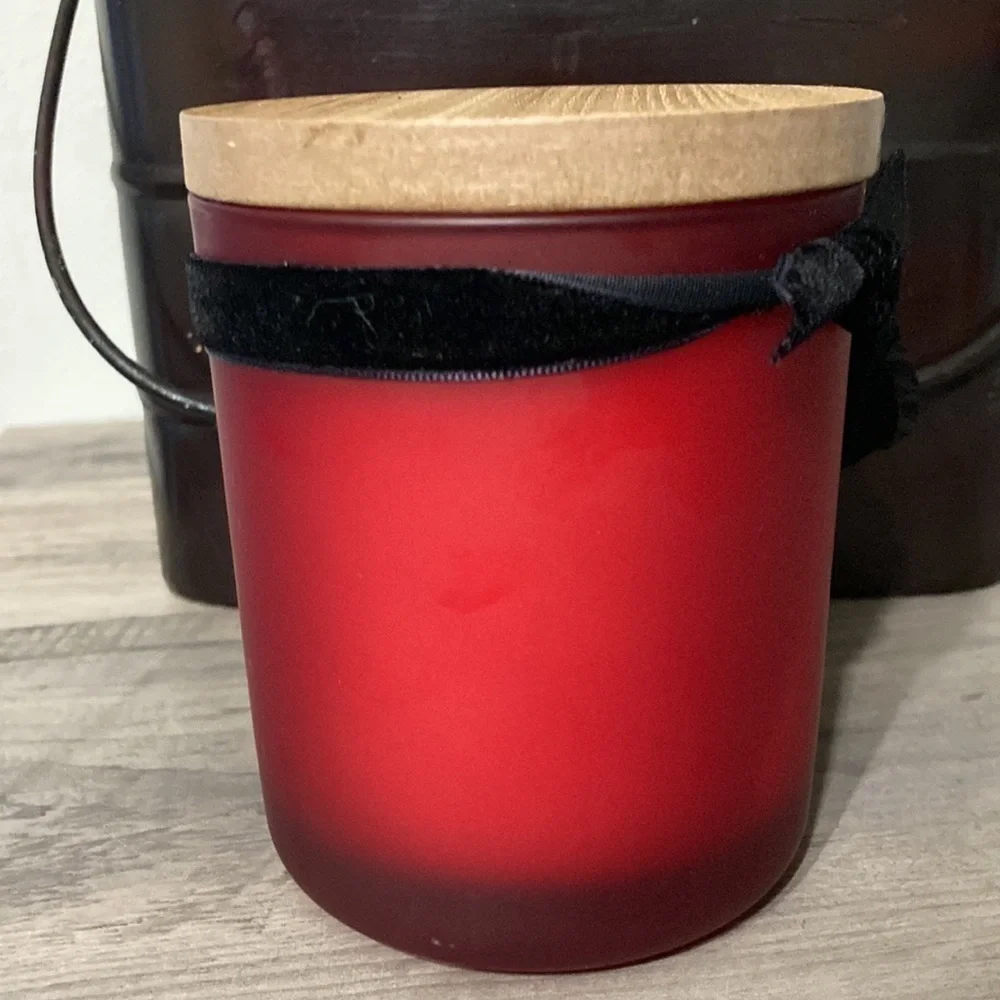 NEW DW HOME BLOOD RED VELVET JAR CANDLE WITH BLACK VELVET FLOWER